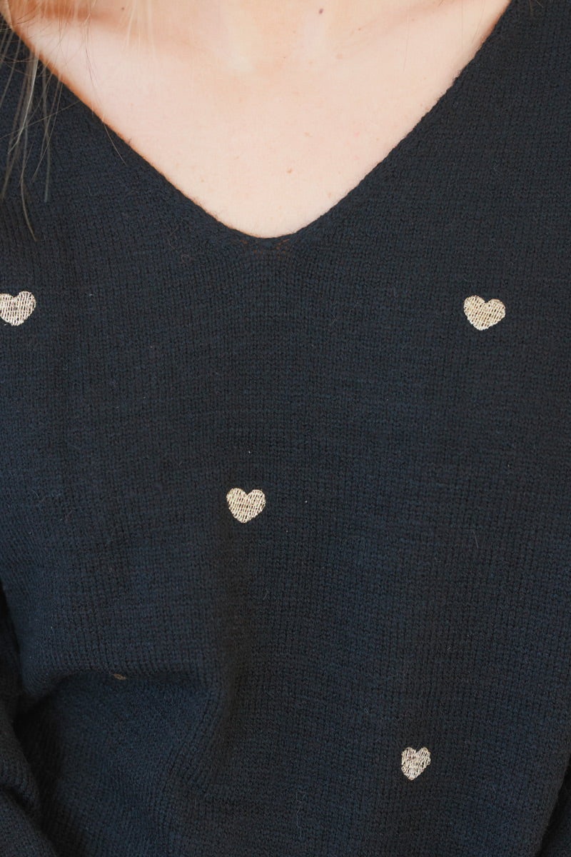 Pull noir en maille broderie cœurs brillants