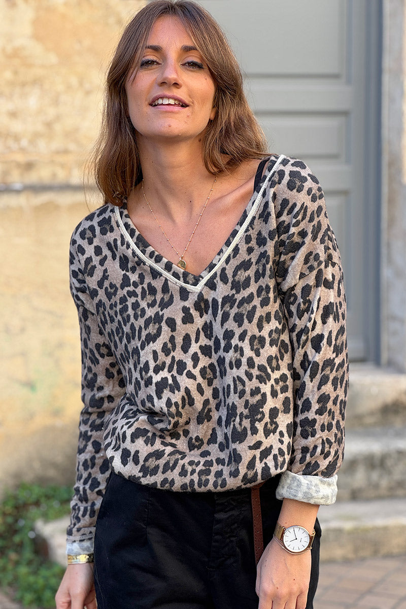 Suéter beige de lana fina con estampado de leopardo