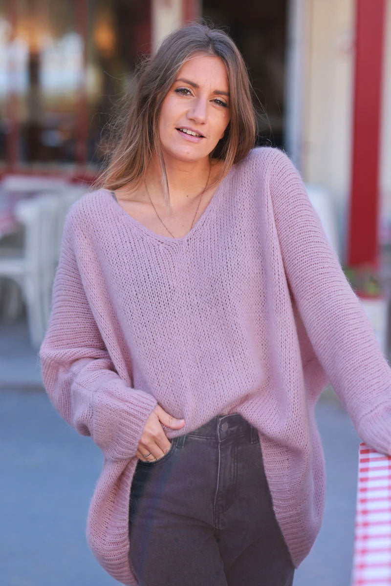 Pull rose poudré en maille col v manches chauve souris