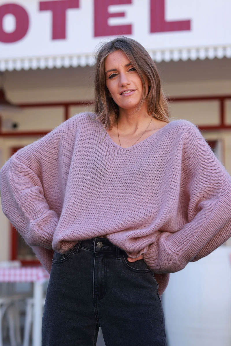 Pull rose poudré en maille col v manches chauve souris
