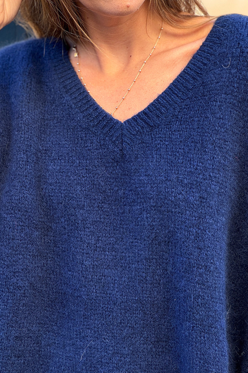 Suéter sin mangas de mohair azul marino, esponjoso y de gran tamaño, con cuello en V acanalado.