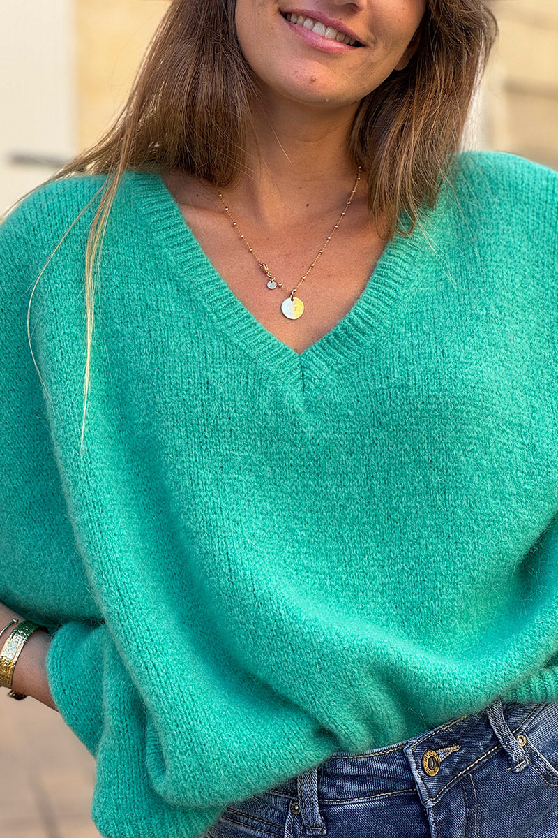 Suéter sin mangas de mohair verde menta, extragrande y esponjoso, con cuello en V acanalado.