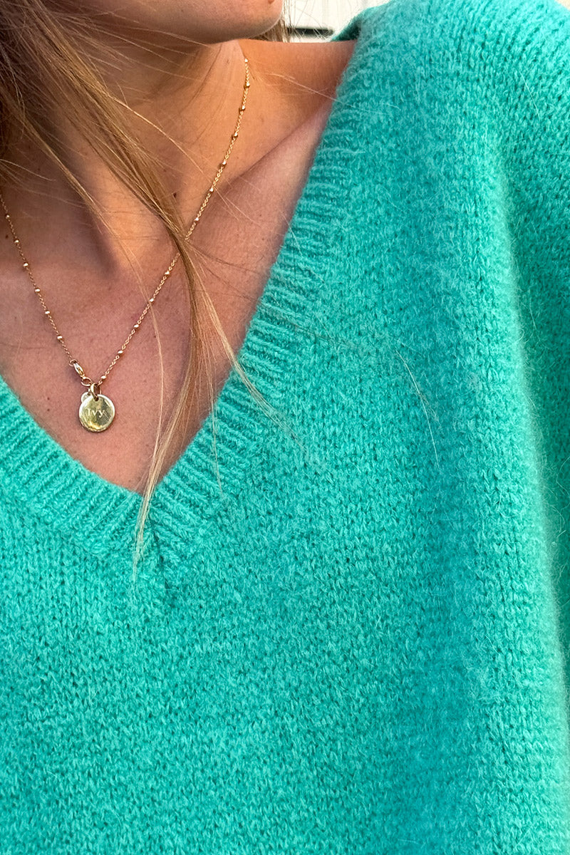 Suéter sin mangas de mohair verde menta, extragrande y esponjoso, con cuello en V acanalado.