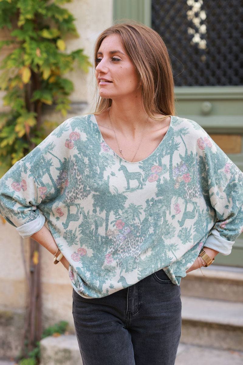 Pull tout doux col v imprimé toile de jouy jungle vert céladon