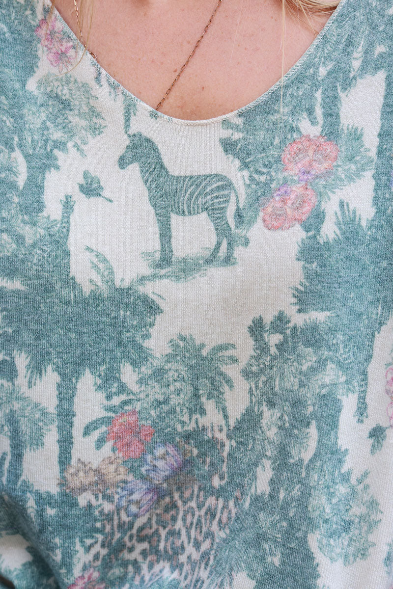 Pull tout doux col v imprimé toile de jouy jungle vert céladon
