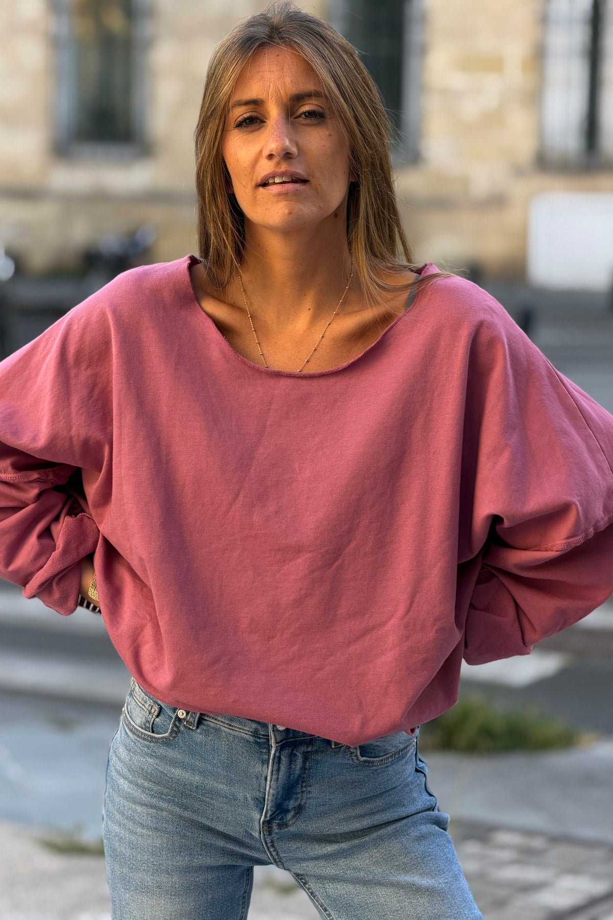 Pull vieux rose large oversize col rond en coton stretch coutures apparentes