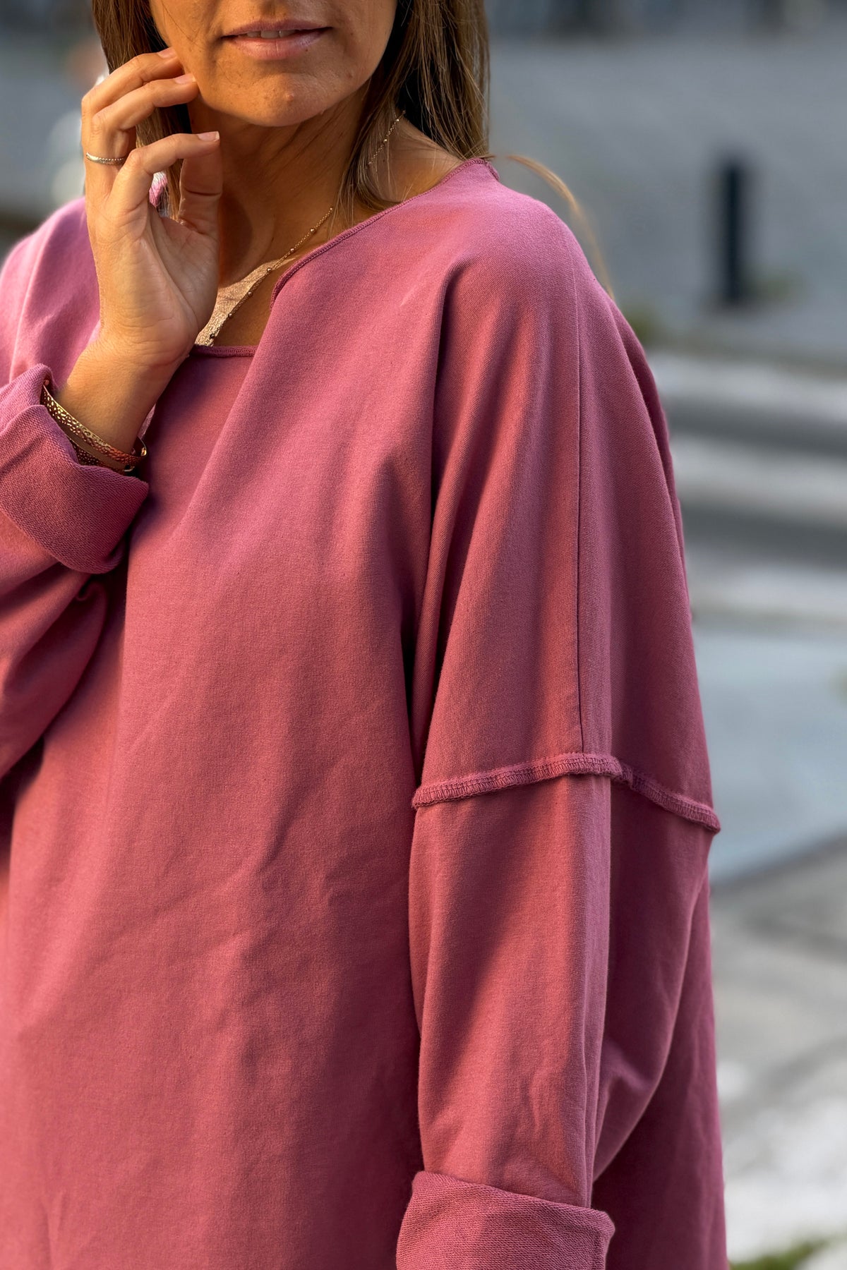 Pull vieux rose large oversize col rond en coton stretch coutures apparentes