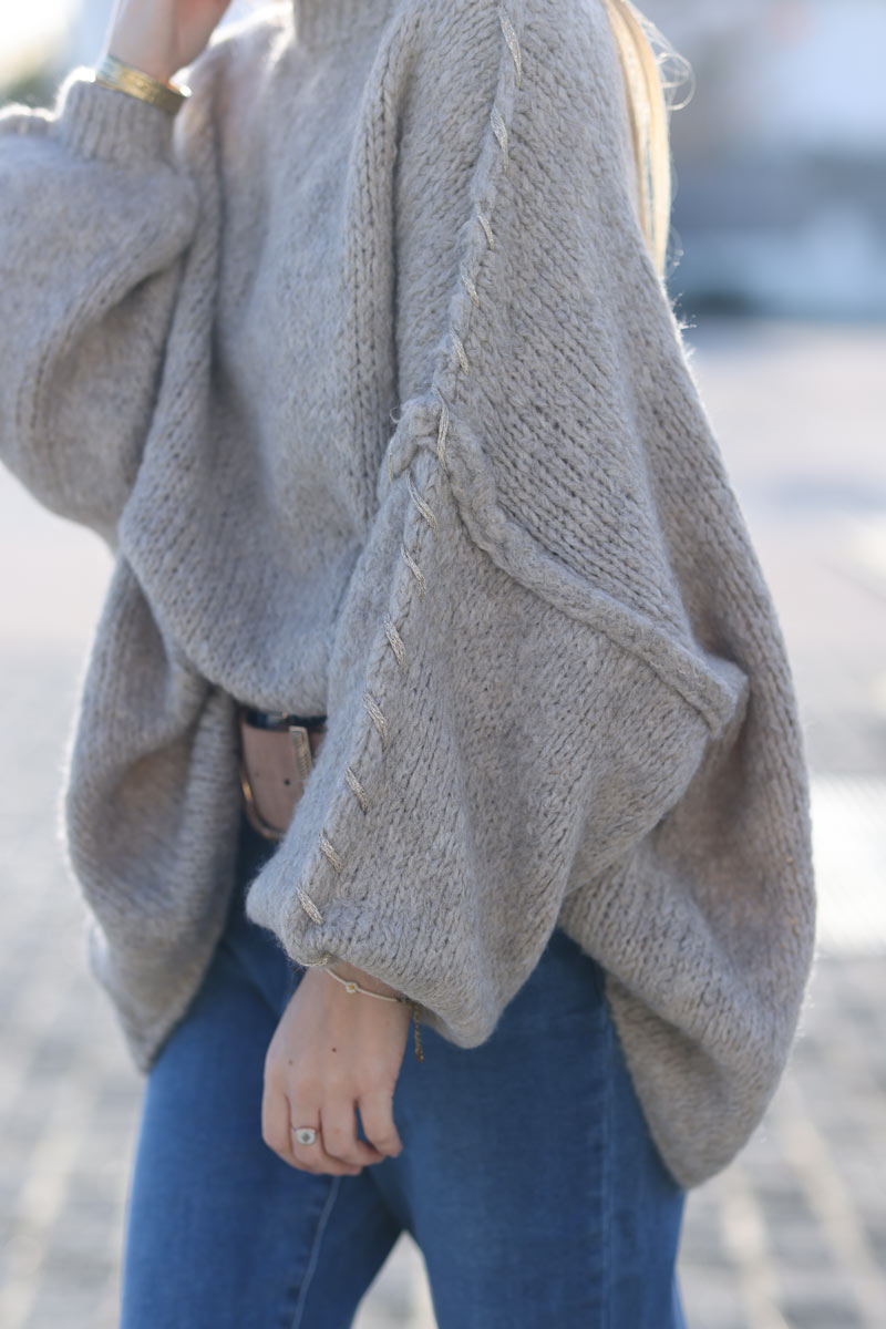 Pull large beige grosse maille col cheminée et coutures apparentes surpiqures dorées