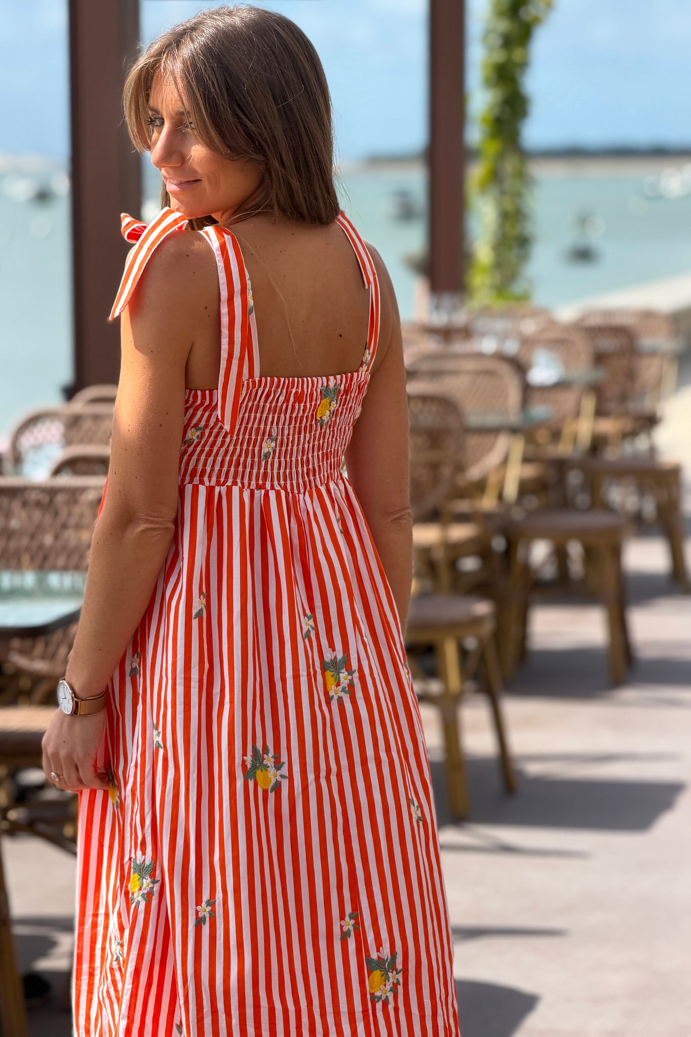 Robe à bretelles à nouer en coton rayures orange broderie fleurs et citrons
