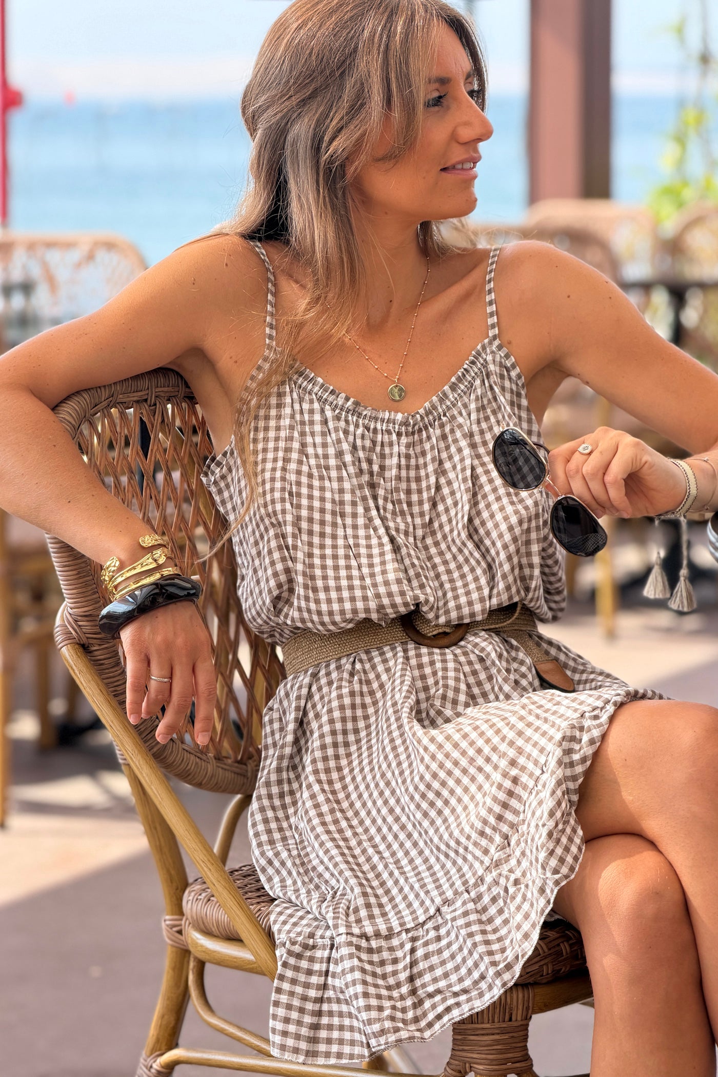 Robe à bretelles motif carreaux taupe vichy col élastique bas volant