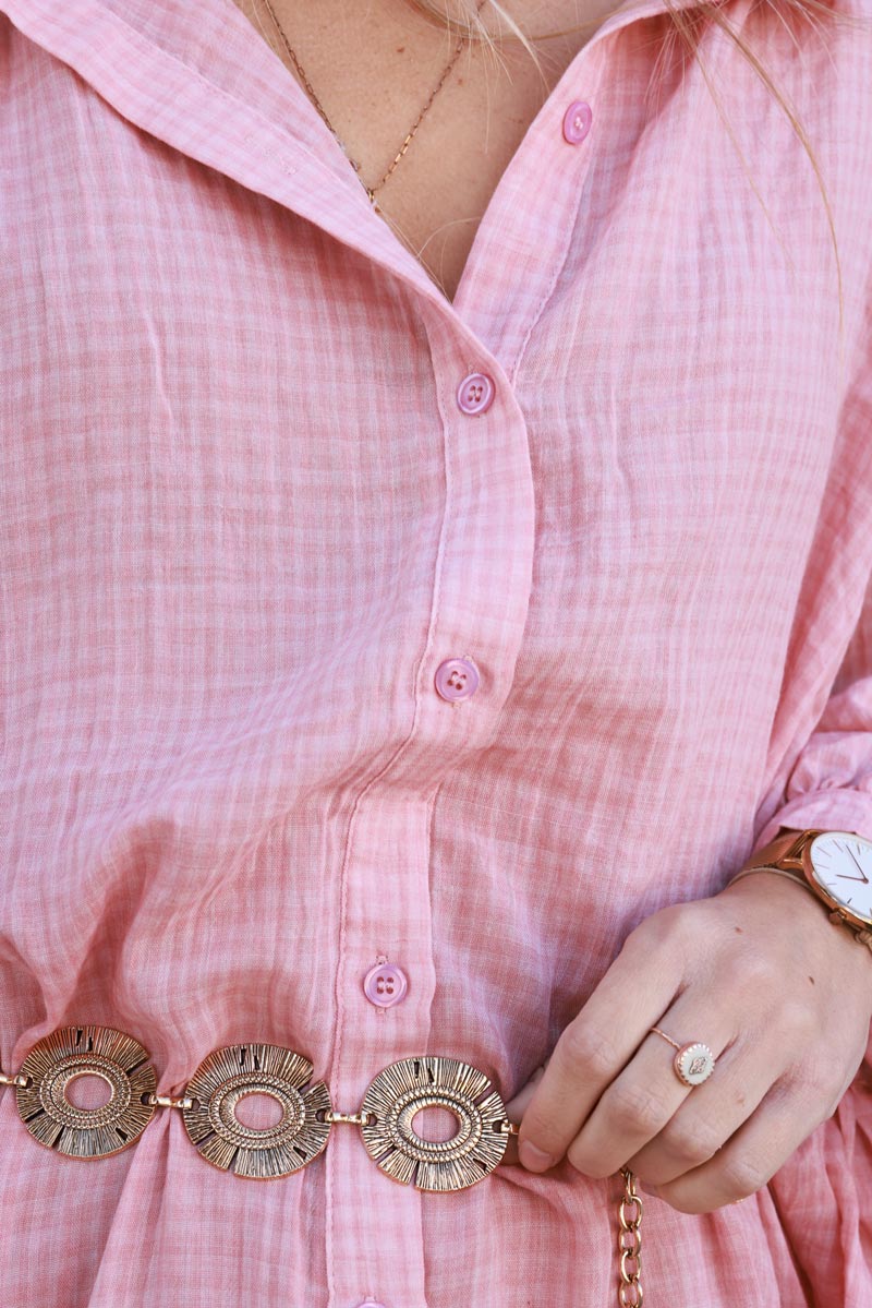 Vestido camisero amplio y ligero con pequeños cuadros rosa empolvado y espalda con volantes.