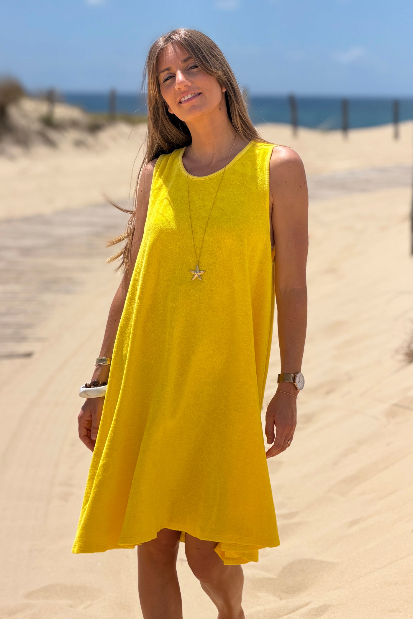 Robe débardeur en éponge jaune nœud tresse dans le dos décolleté