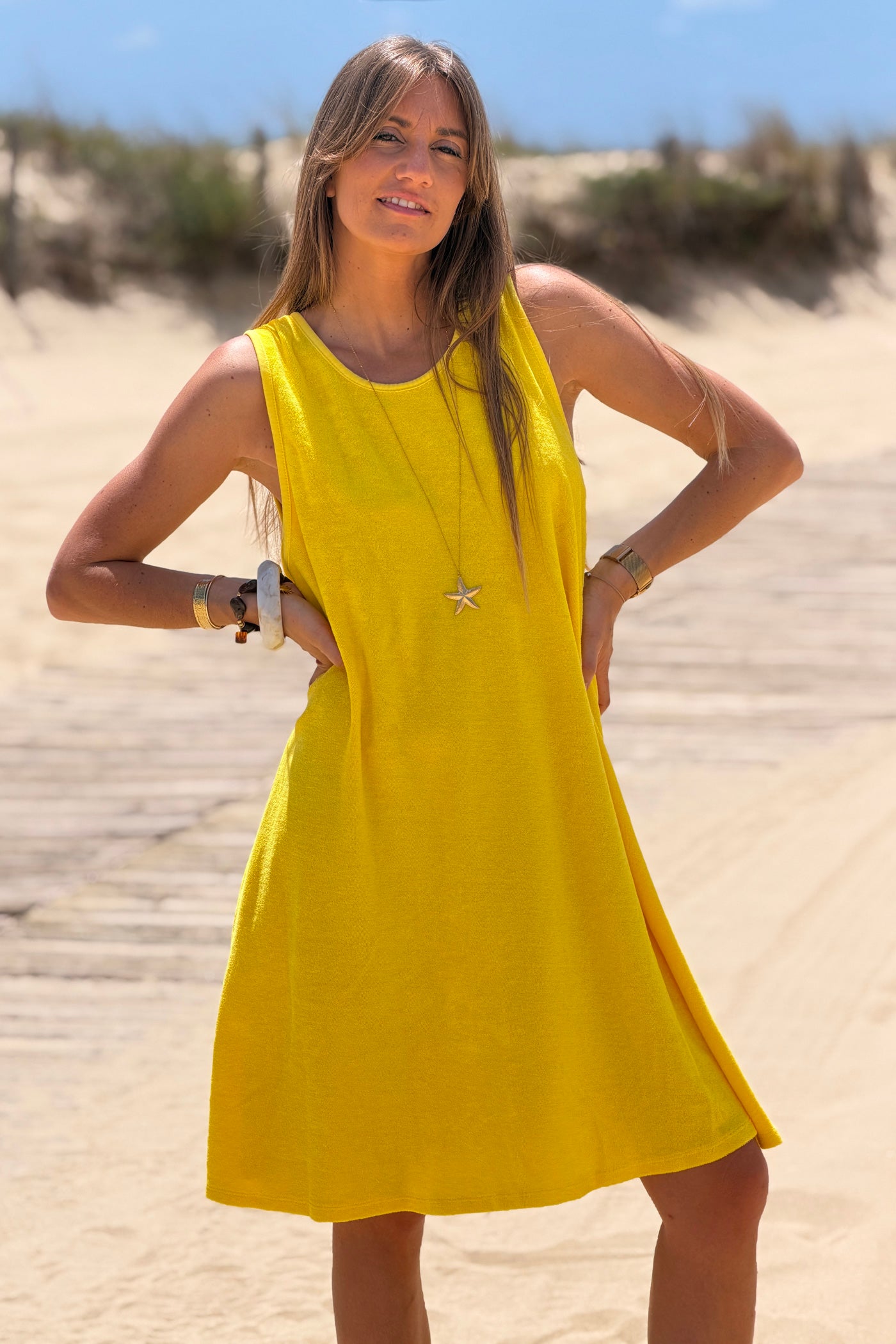 Robe débardeur en éponge jaune nœud tresse dans le dos décolleté