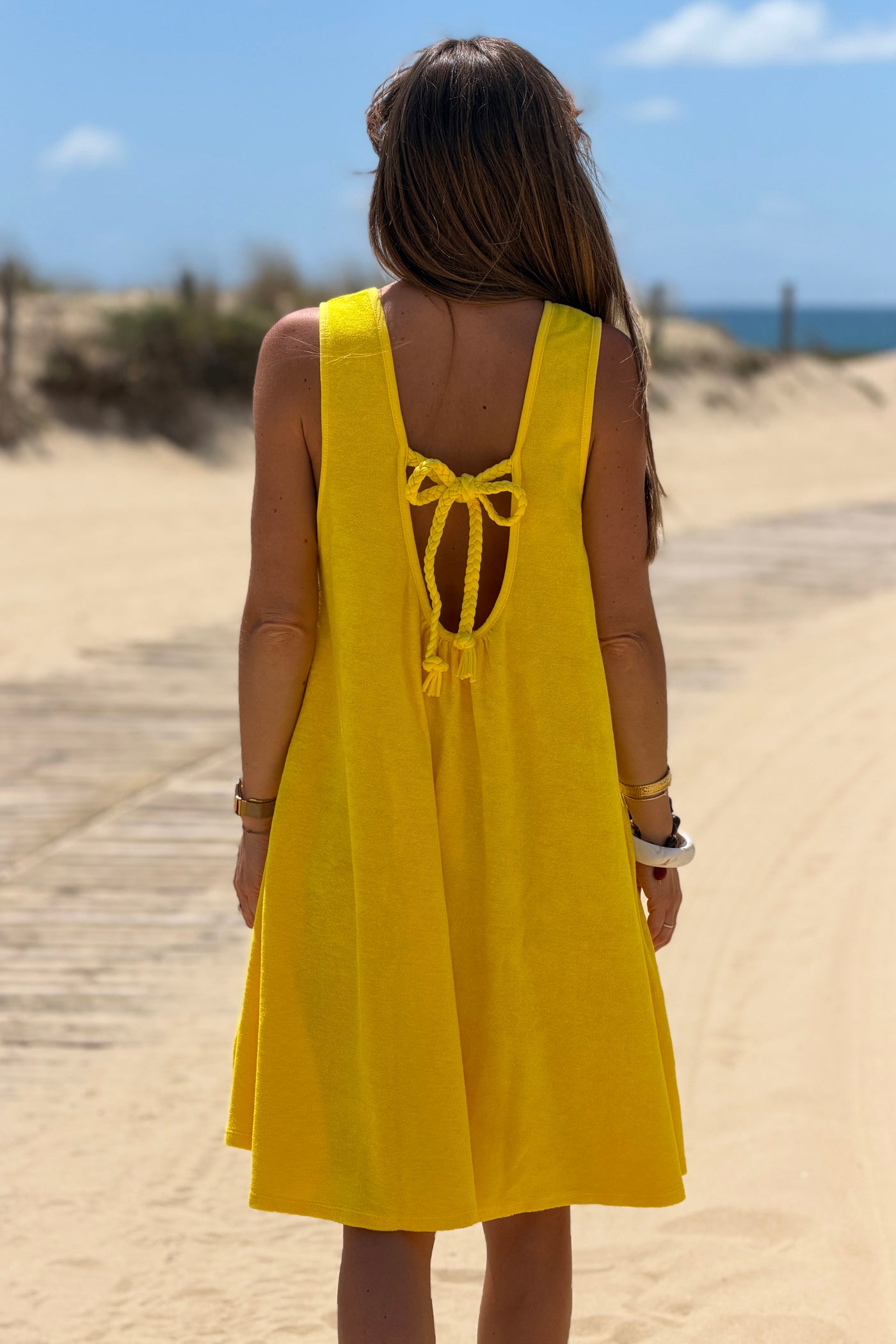 Robe débardeur en éponge jaune nœud tresse dans le dos décolleté