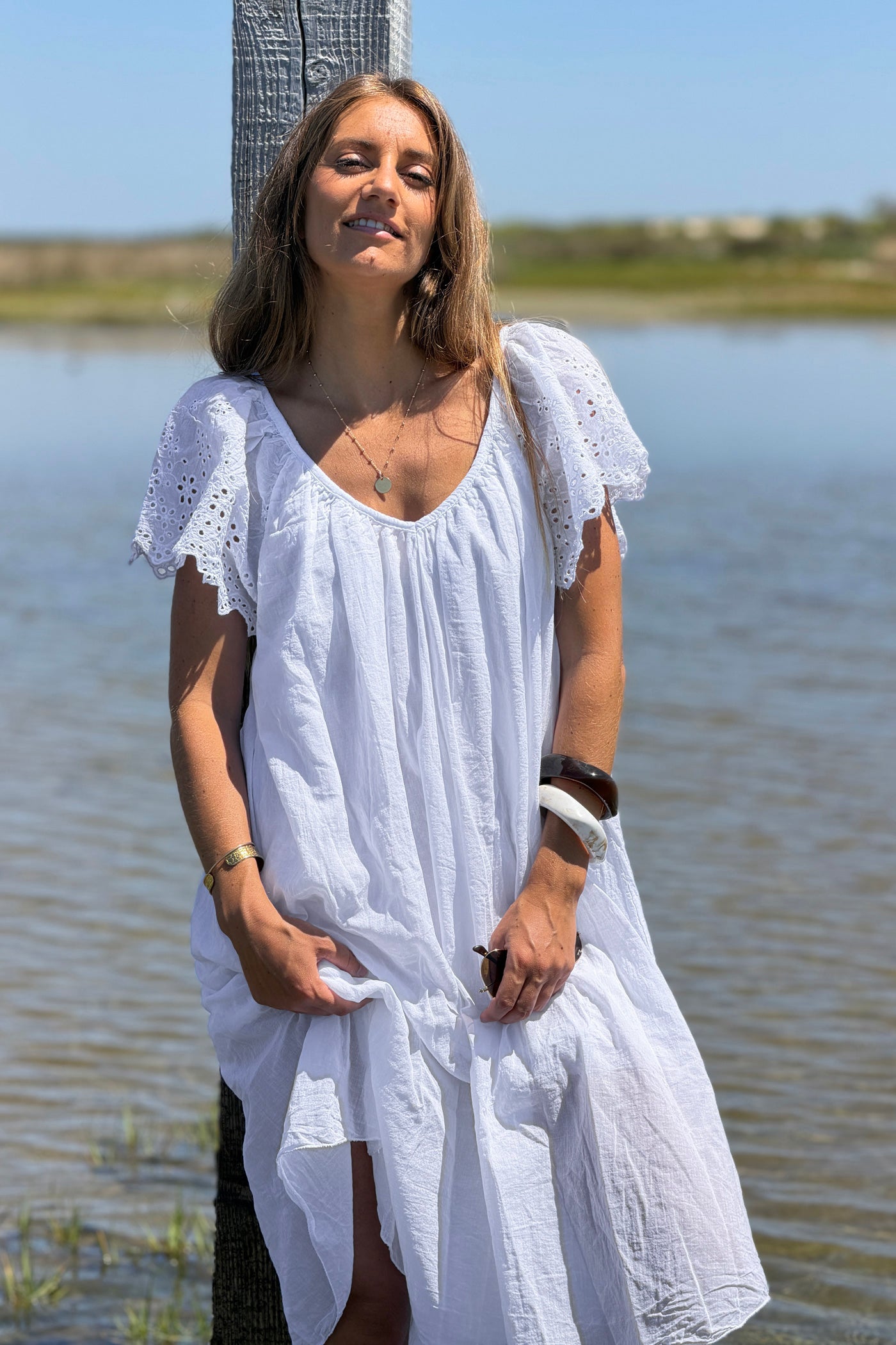 Robe en coton doublée blanche manches broderie anglaise col v nœud dos