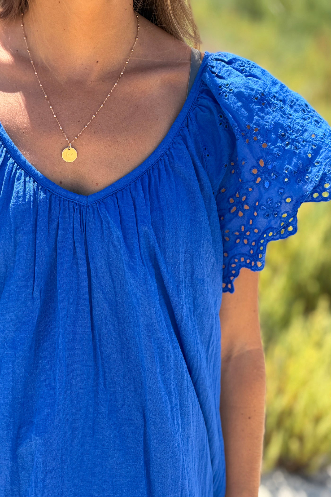 Robe en coton doublée bleu roi manches broderie anglaise col v nœud dos