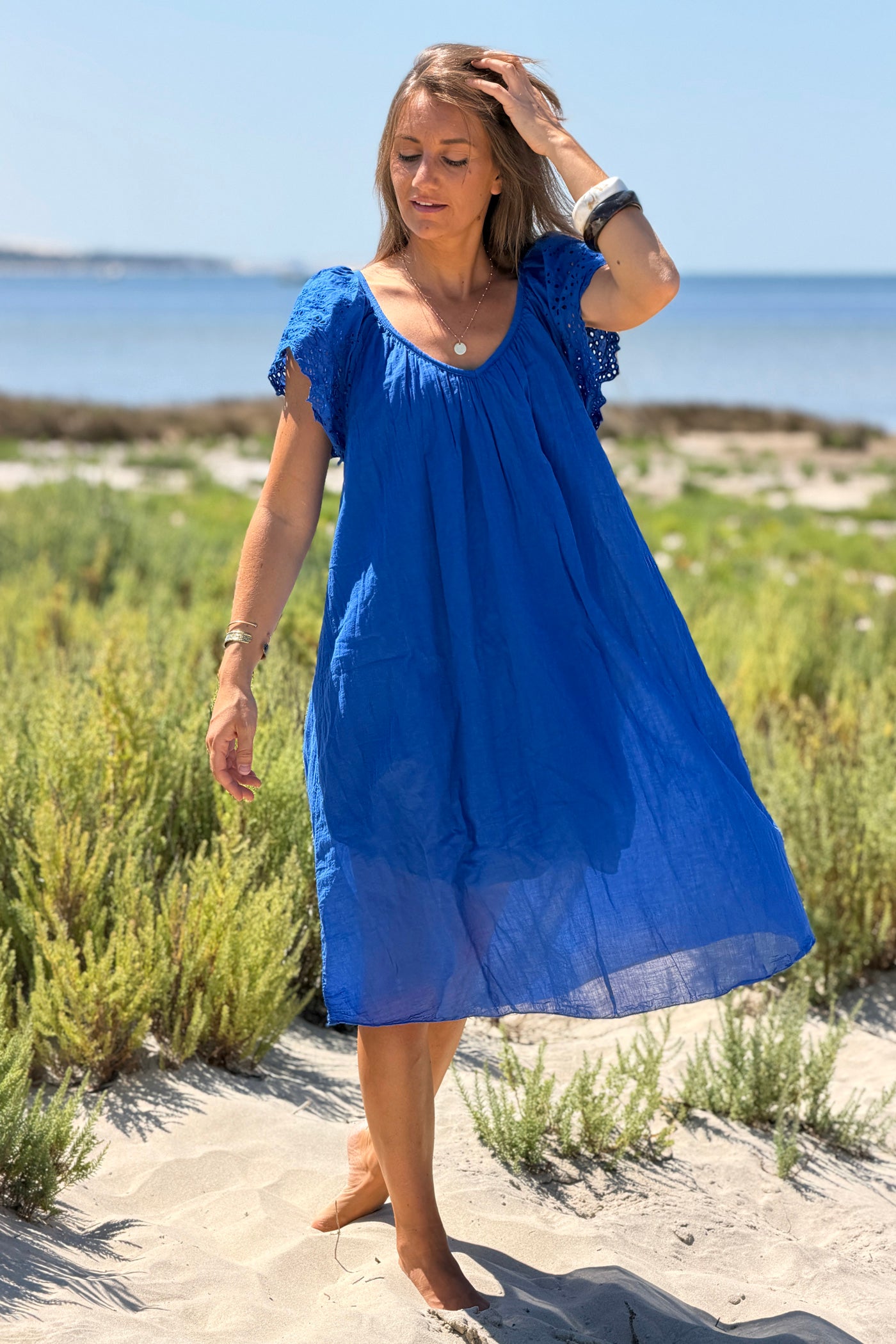 Robe en coton doublée bleu roi manches broderie anglaise col v nœud dos