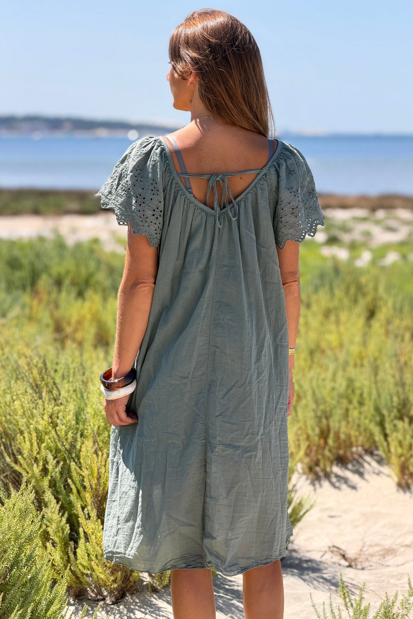 Robe en coton doublée kaki manches broderie anglaise col v nœud dos