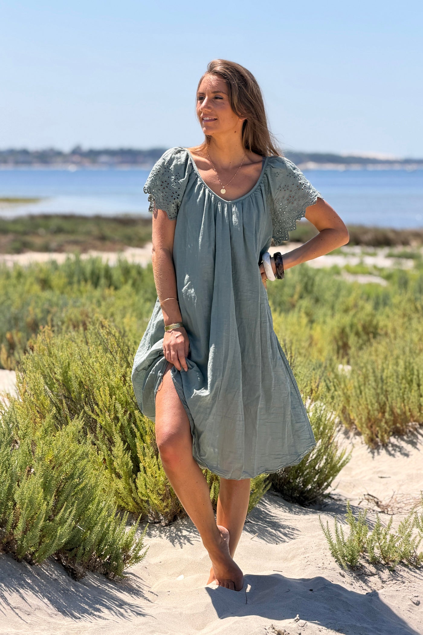 Robe en coton doublée kaki manches broderie anglaise col v nœud dos
