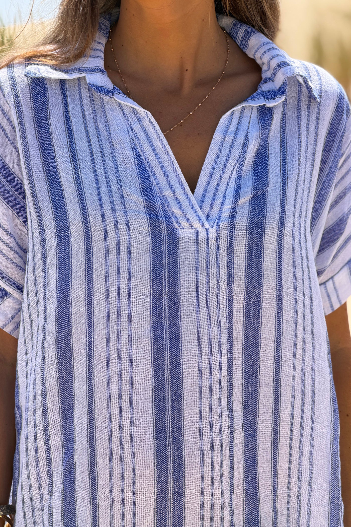 Robe en coton motif rayures bleues effet pique col v