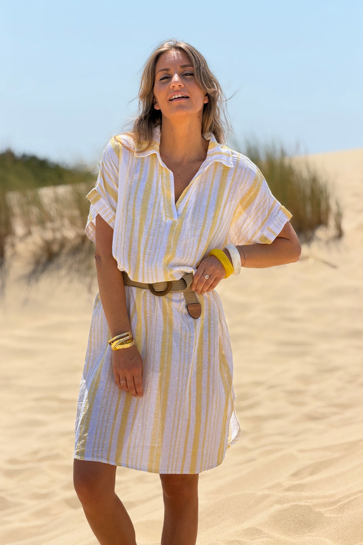 Robe en coton motif rayures jaunes effet piqué col v