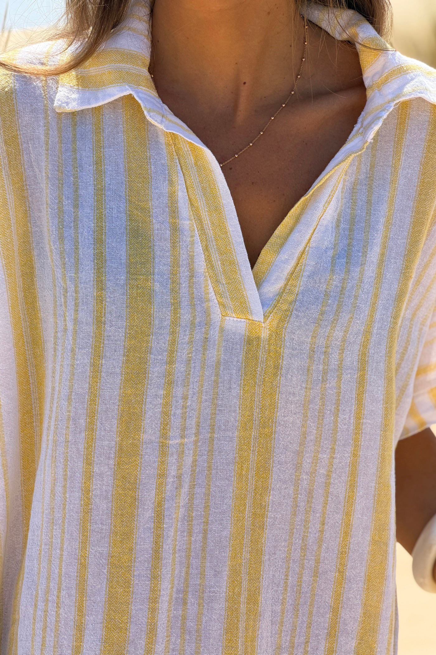 Robe en coton motif rayures jaunes effet piqué col v