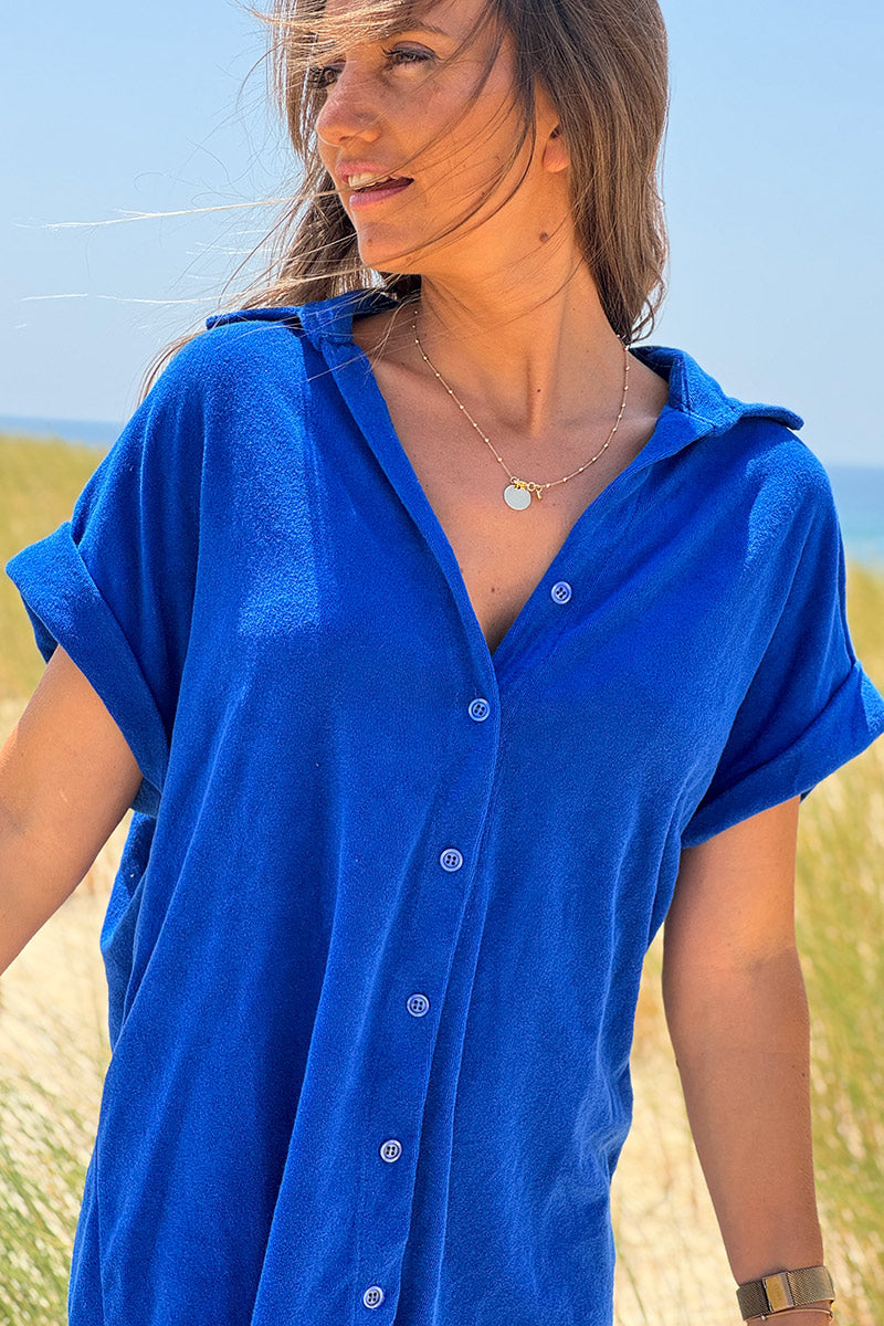 Vestido de rizo azul real con cuello camisero y botones.