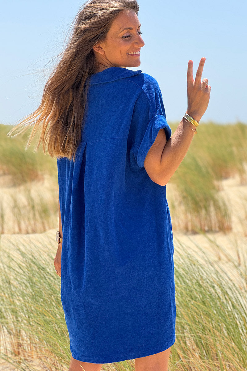 Vestido de rizo azul real con cuello camisero y botones.