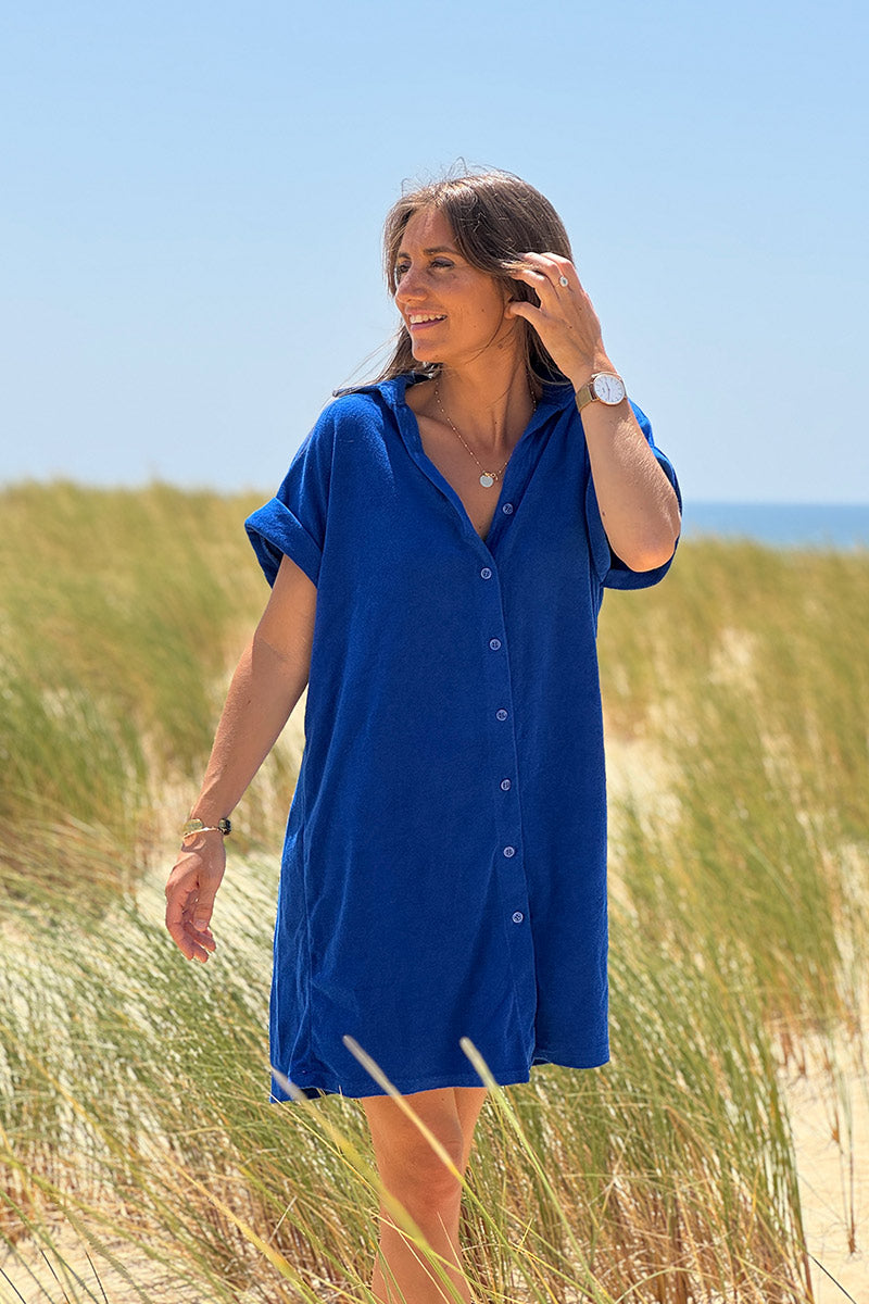 Vestido de rizo azul real con cuello camisero y botones.