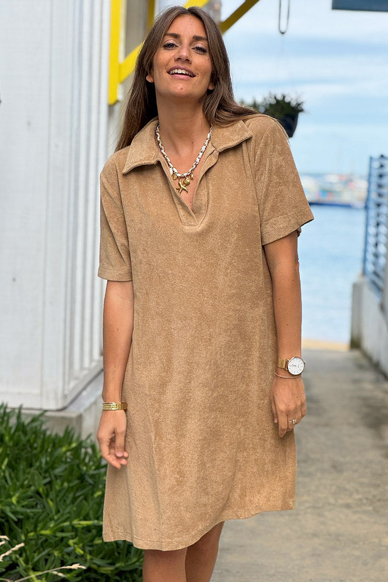 Vestido de rizo suave en color camel con cuello polo