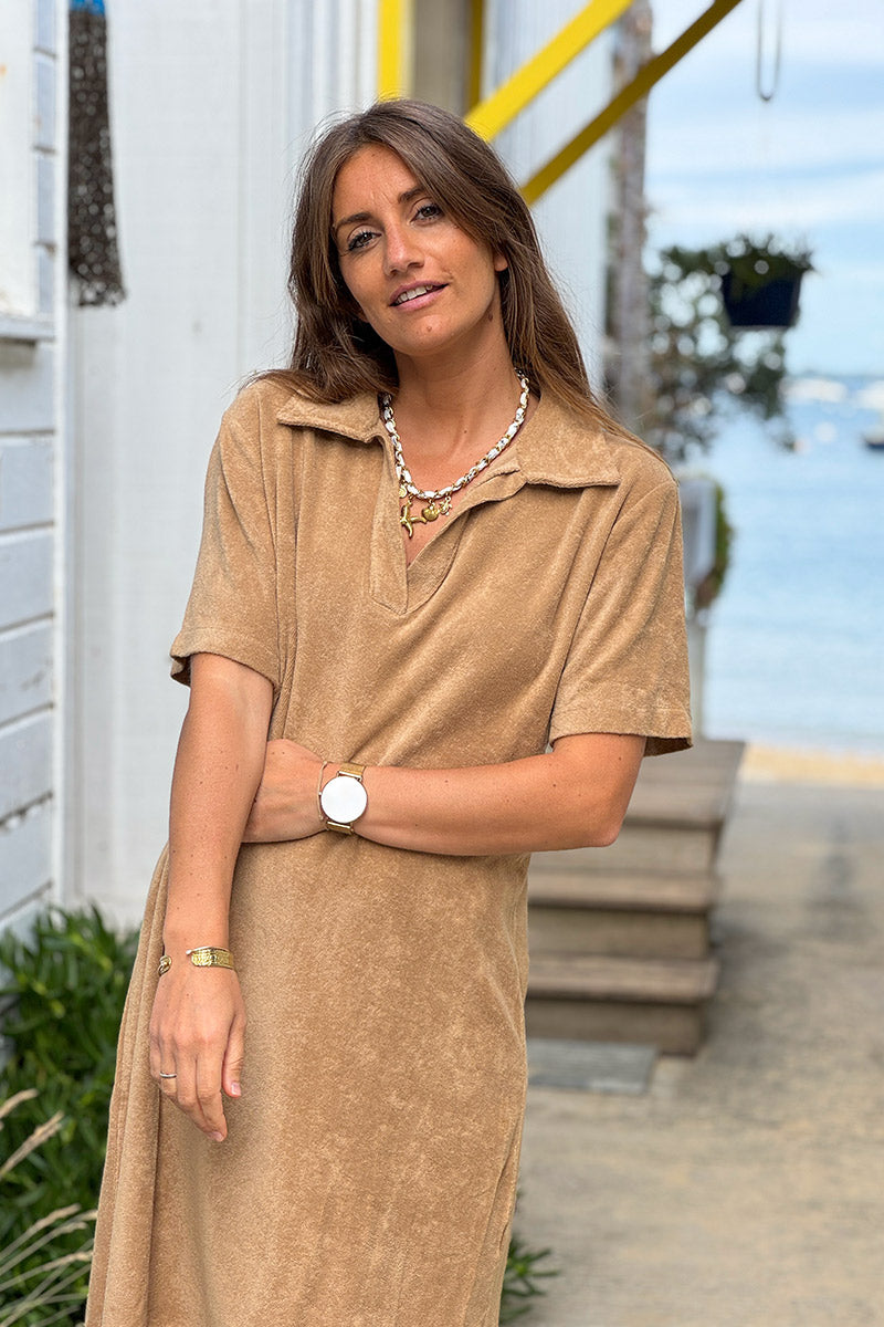 Vestido de rizo suave en color camel con cuello polo
