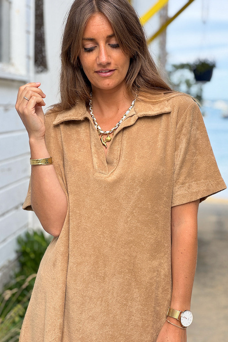 Vestido de rizo suave en color camel con cuello polo