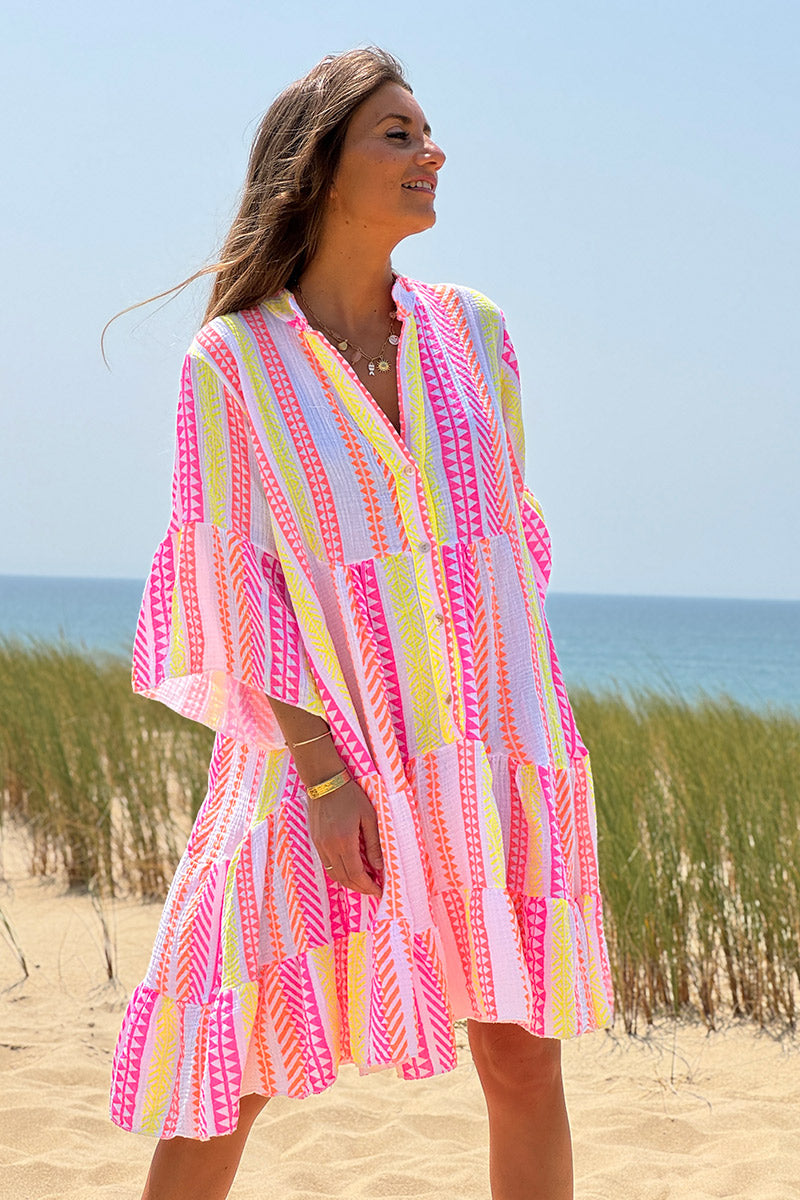 Robe en gaze de coton à volant imprimé ethnique rose orange et jaune manches évasées