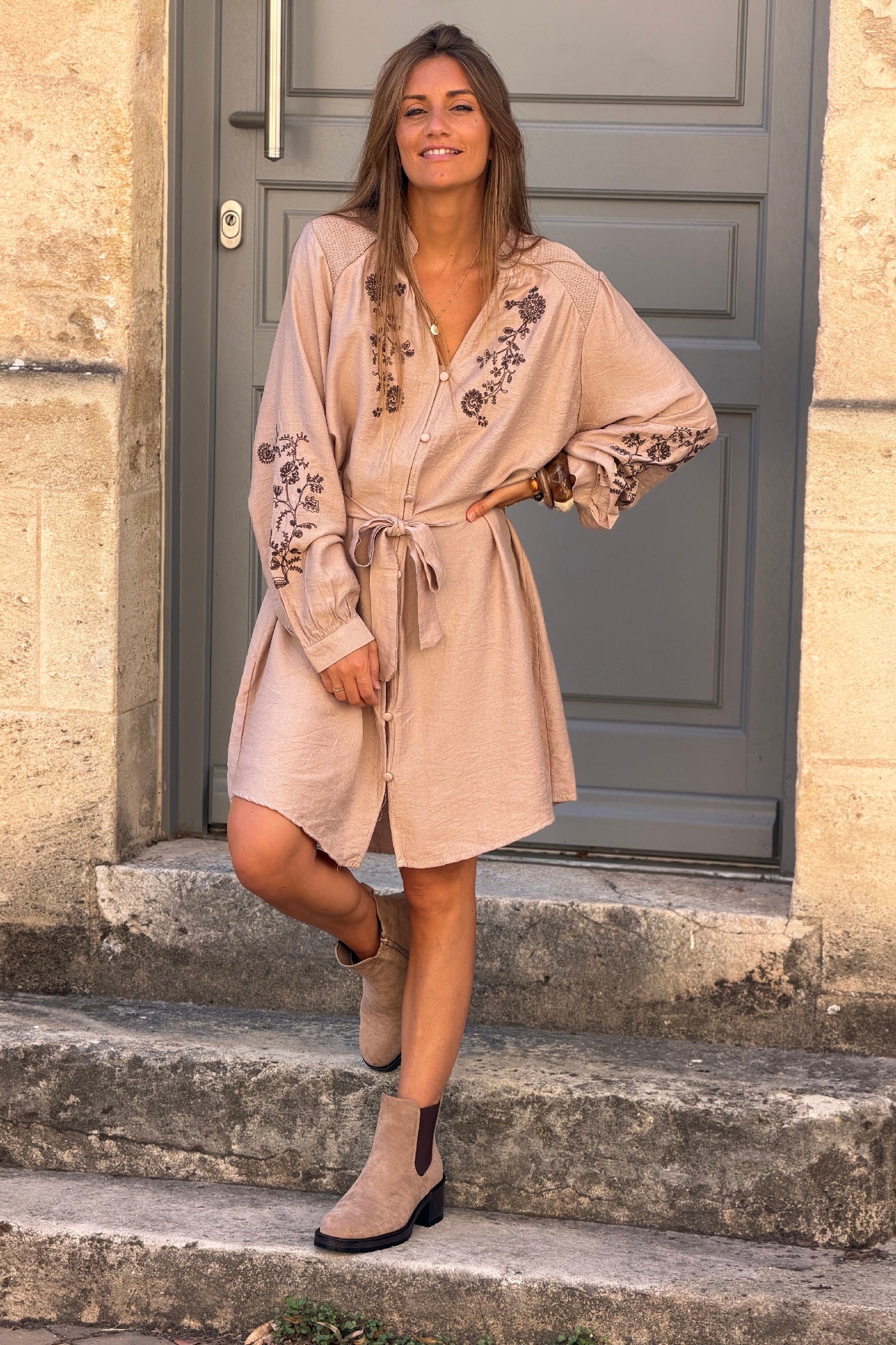 Robe fluide beige foncé avec broderie fleurs et petits boutons