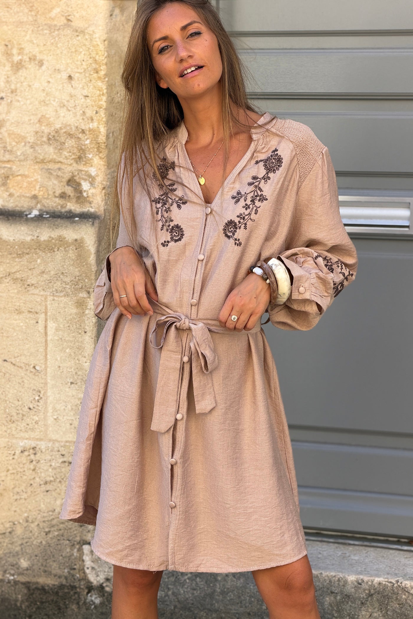 Robe fluide beige foncé avec broderie fleurs et petits boutons