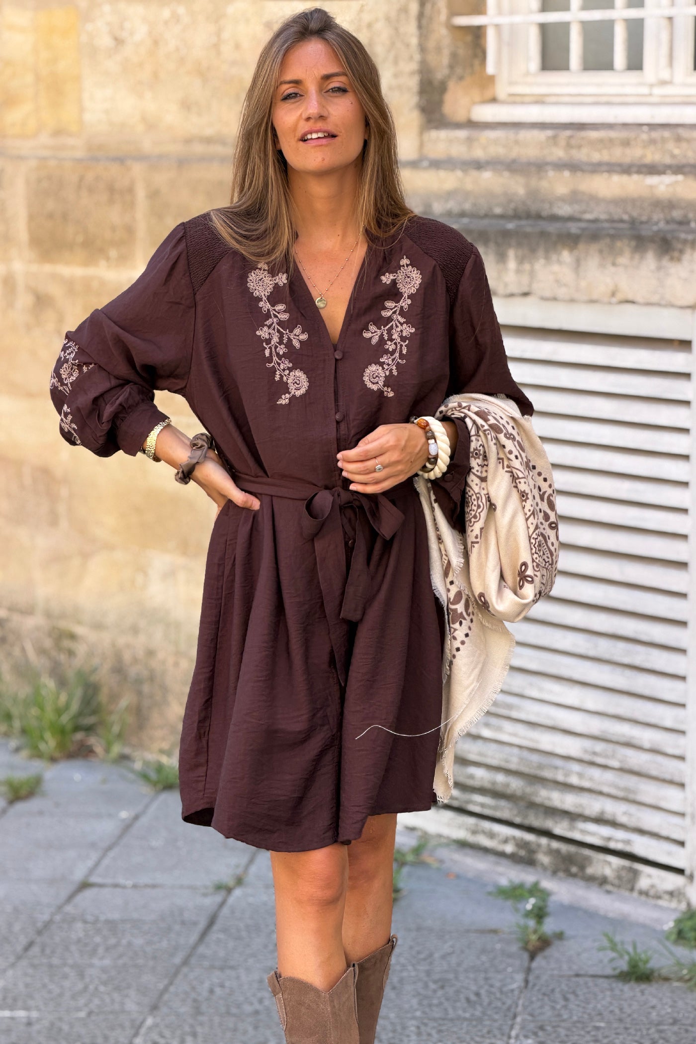 Robe fluide marron avec broderie fleurs et petits boutons