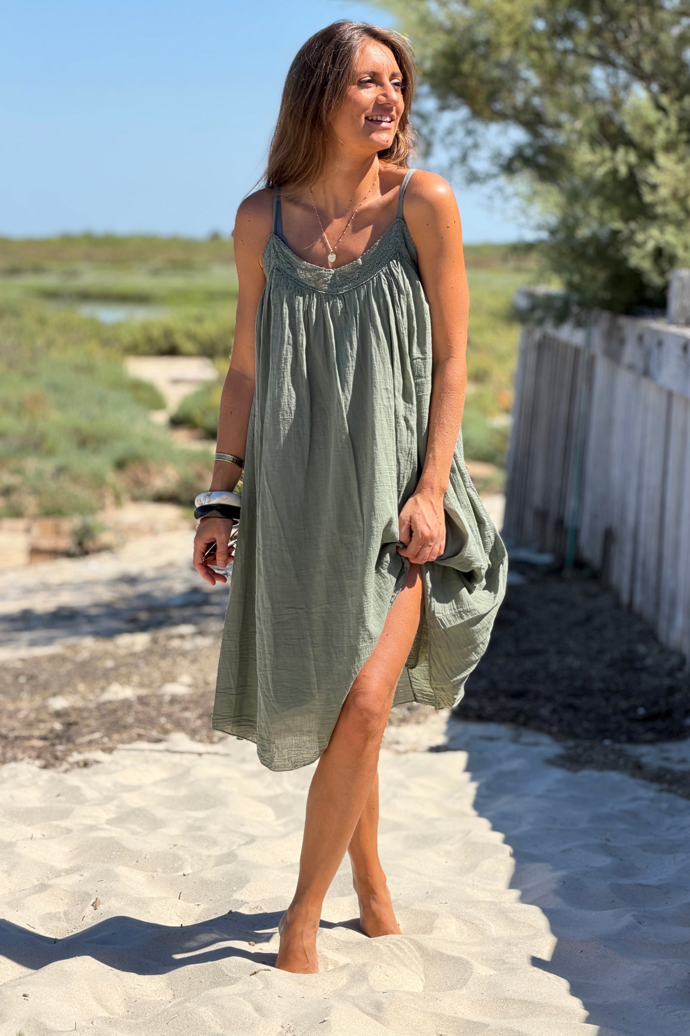 Robe kaki en coton à bretelles détail col dentelle