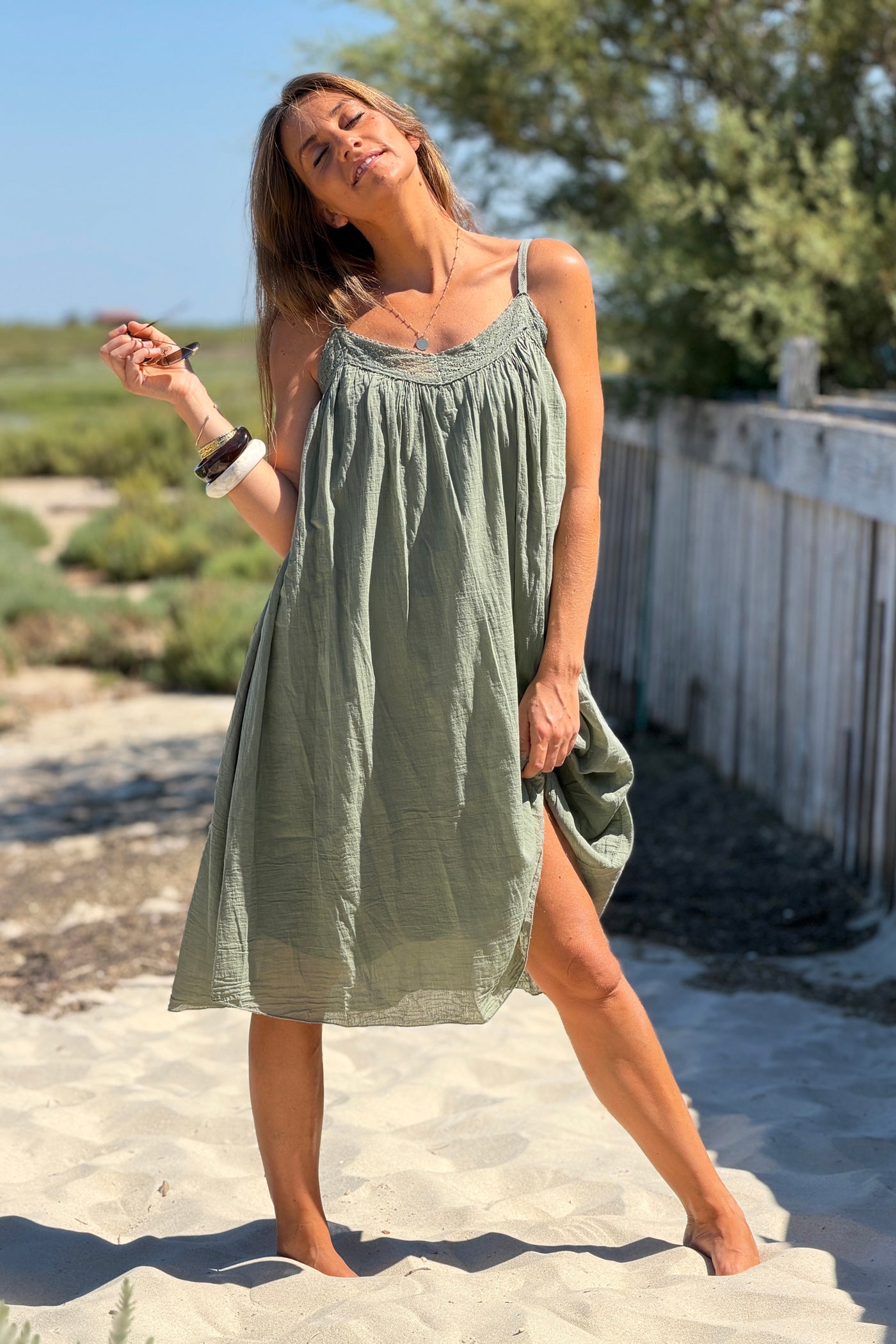 Robe kaki en coton à bretelles détail col dentelle