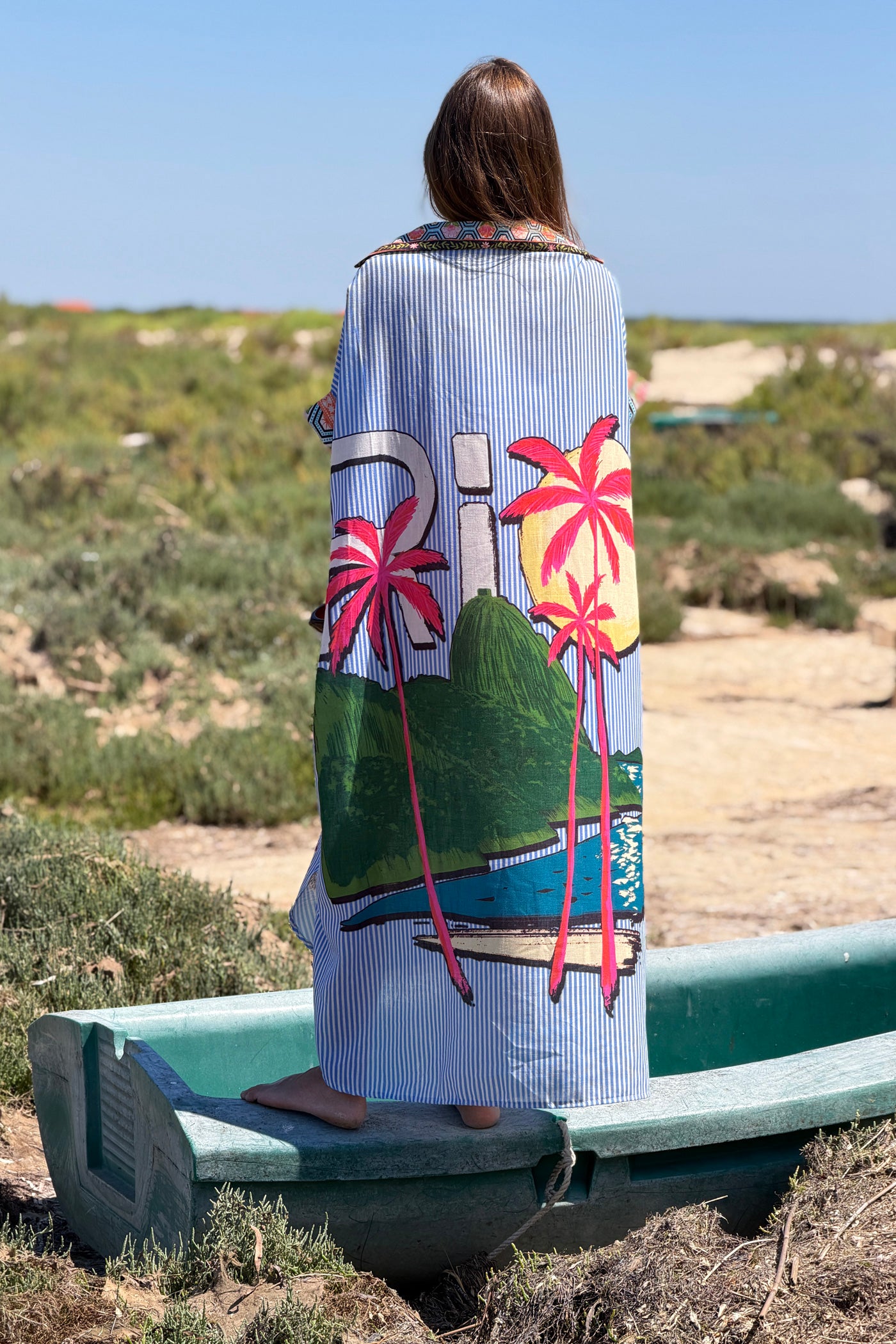 Robe large à rayures bleues imprimé Rio palmiers et perroquets colorés