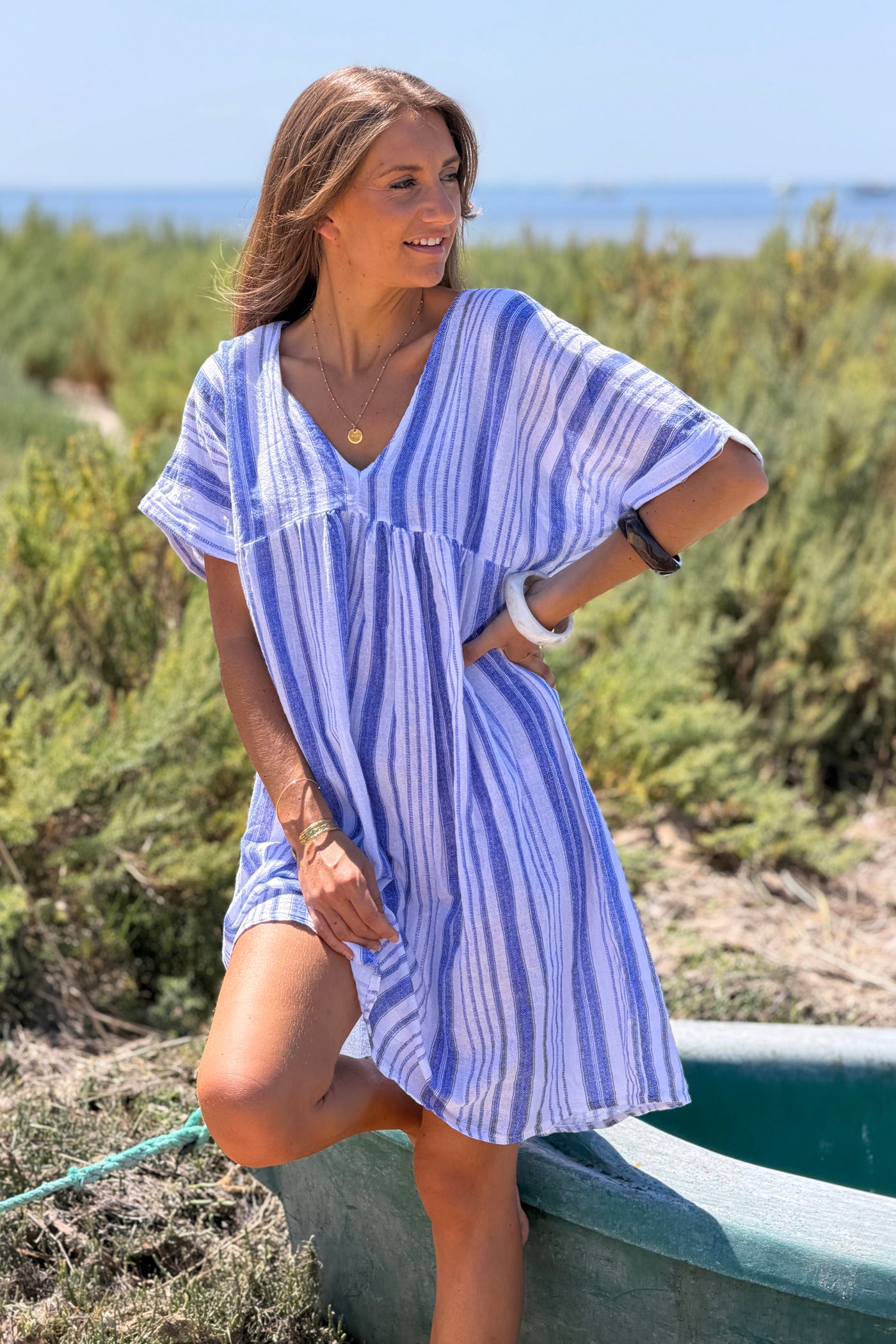 Robe large en coton imprimé rayures bleues effet piqué col v
