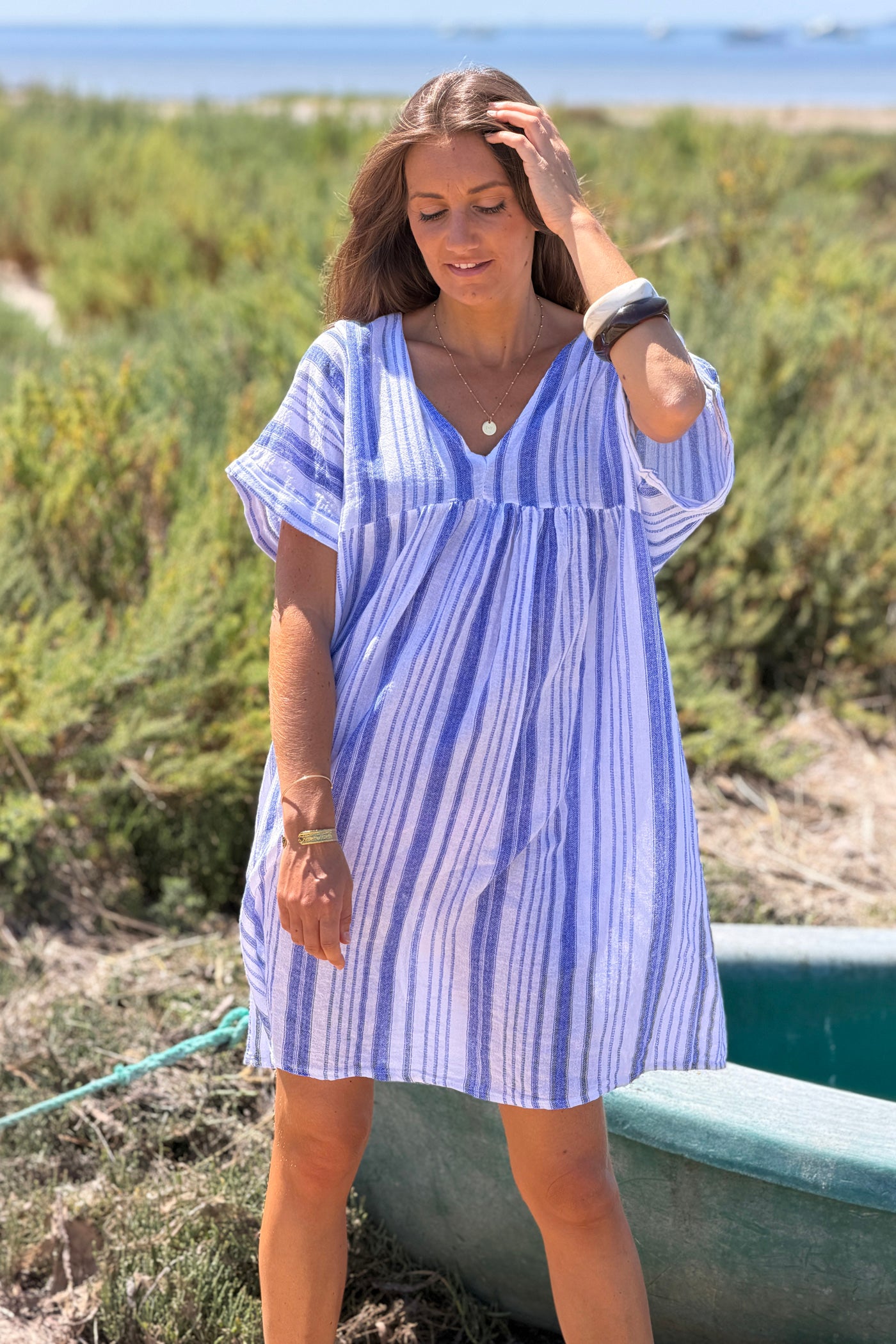 Robe large en coton imprimé rayures bleues effet piqué col v