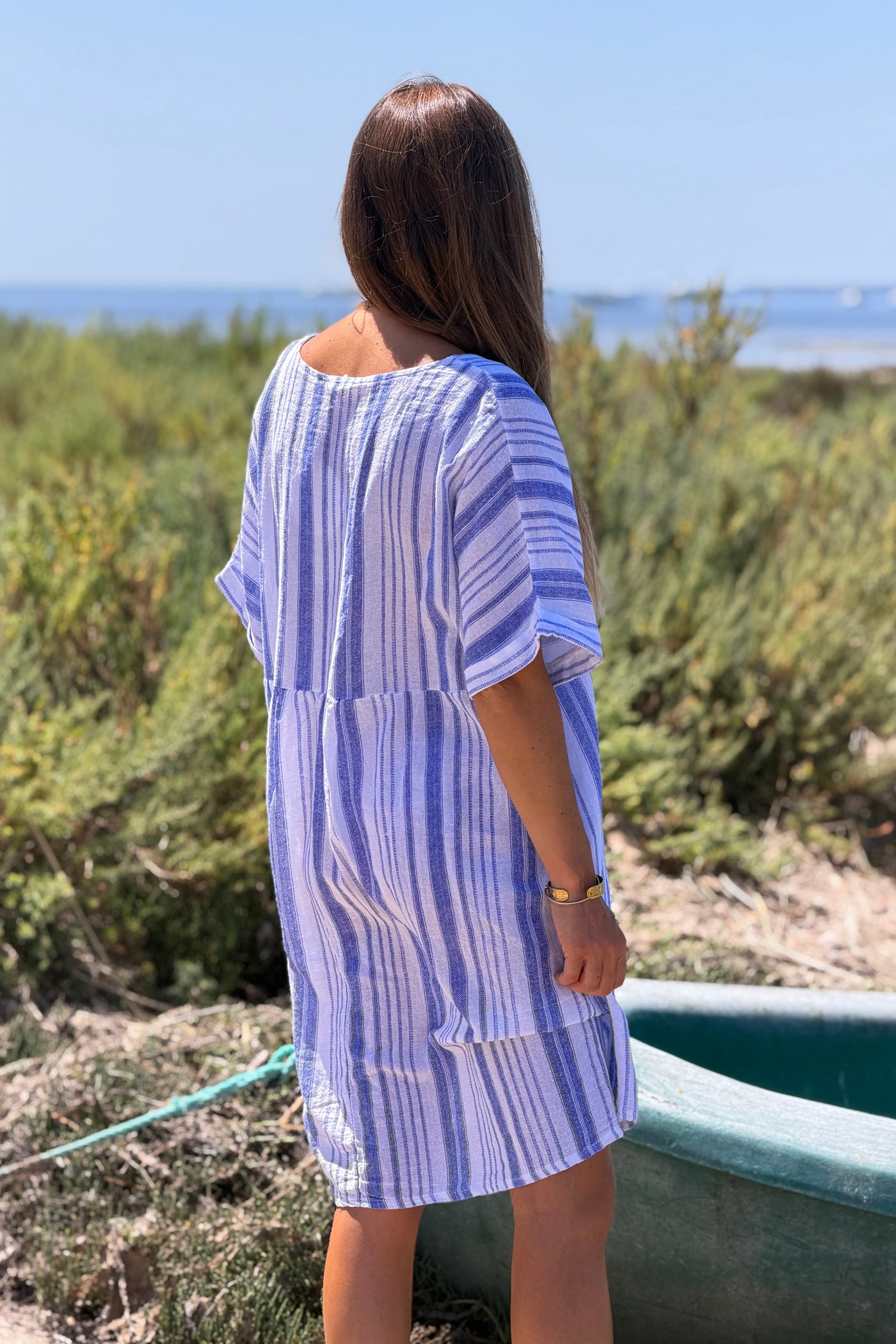 Robe large en coton imprimé rayures bleues effet piqué col v