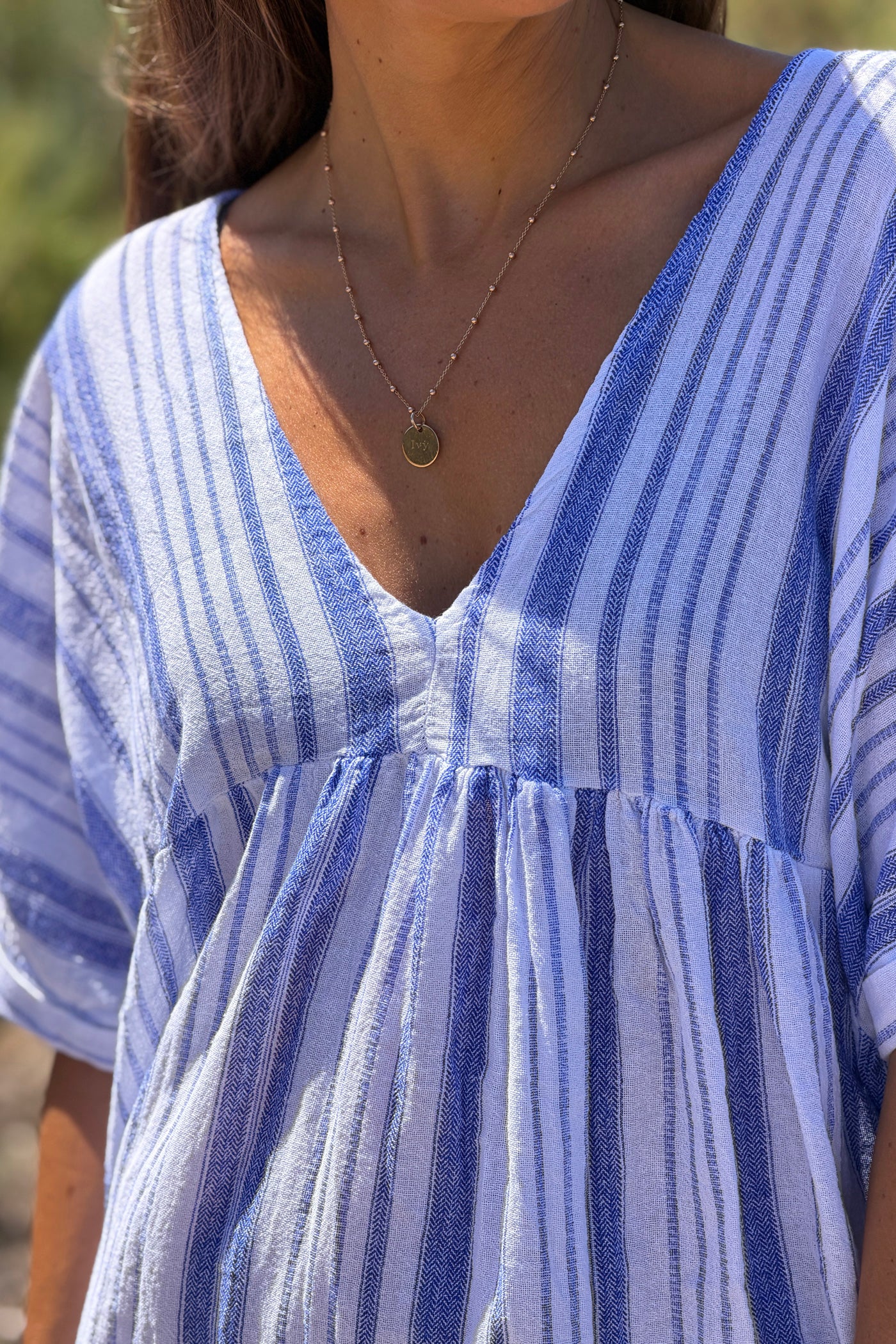 Robe large en coton imprimé rayures bleues effet piqué col v