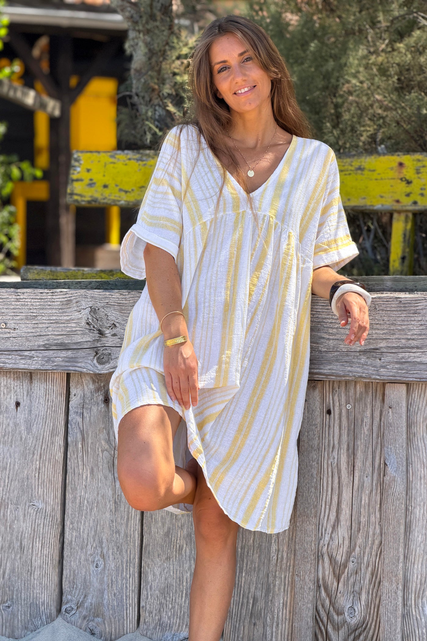 Robe large en coton imprimé rayures jaune effet piqué col v