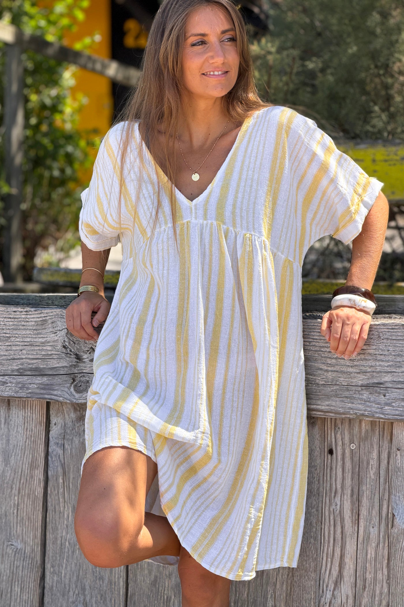 Robe large en coton imprimé rayures jaune effet piqué col v