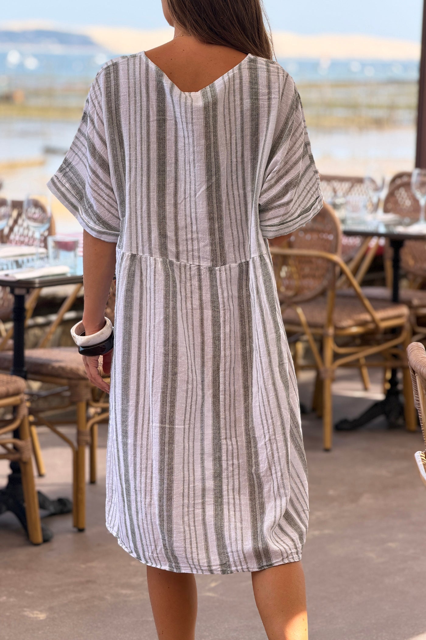 Robe large en coton imprimé rayures kaki effet piqué col v