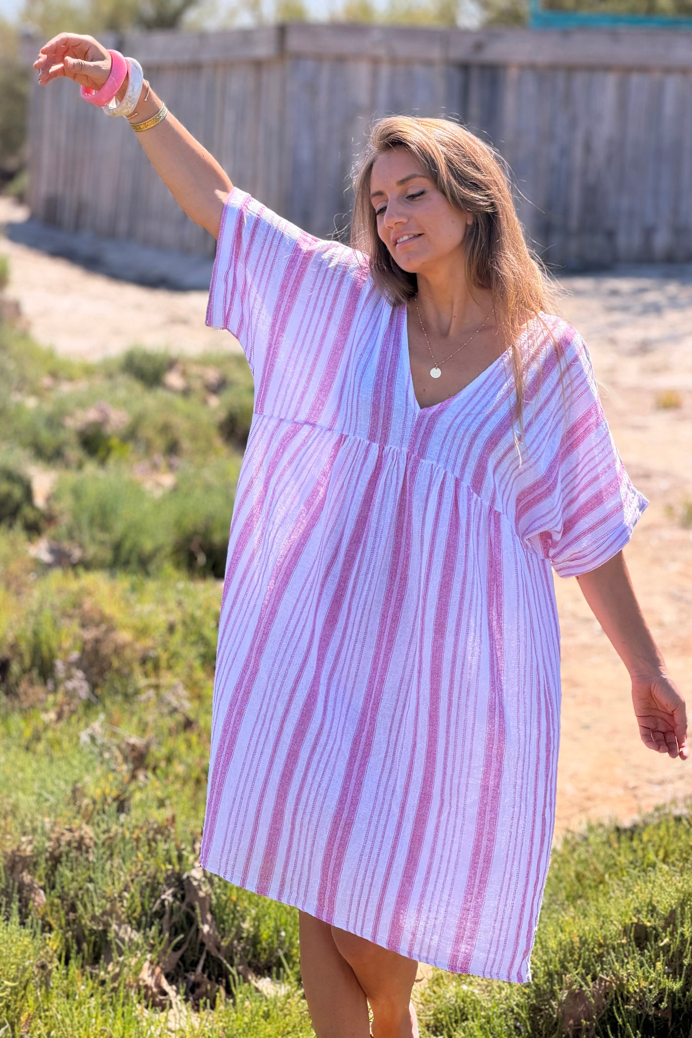 Robe large en coton imprimé rayures rose effet piqué col v