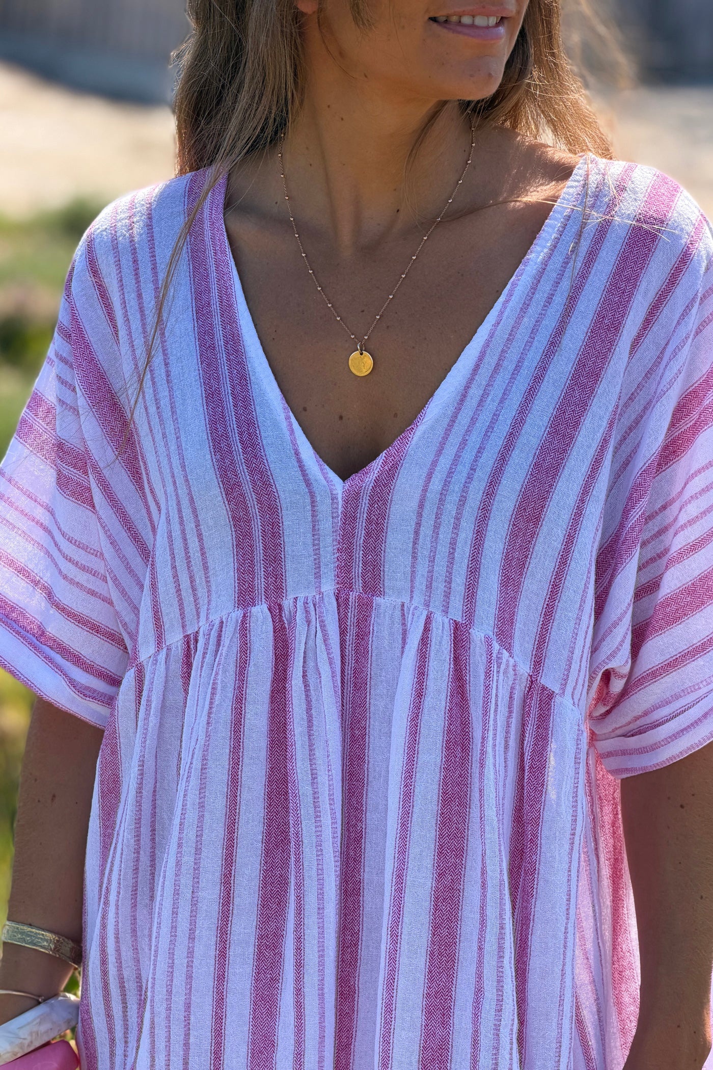 Robe large en coton imprimé rayures rose effet piqué col v