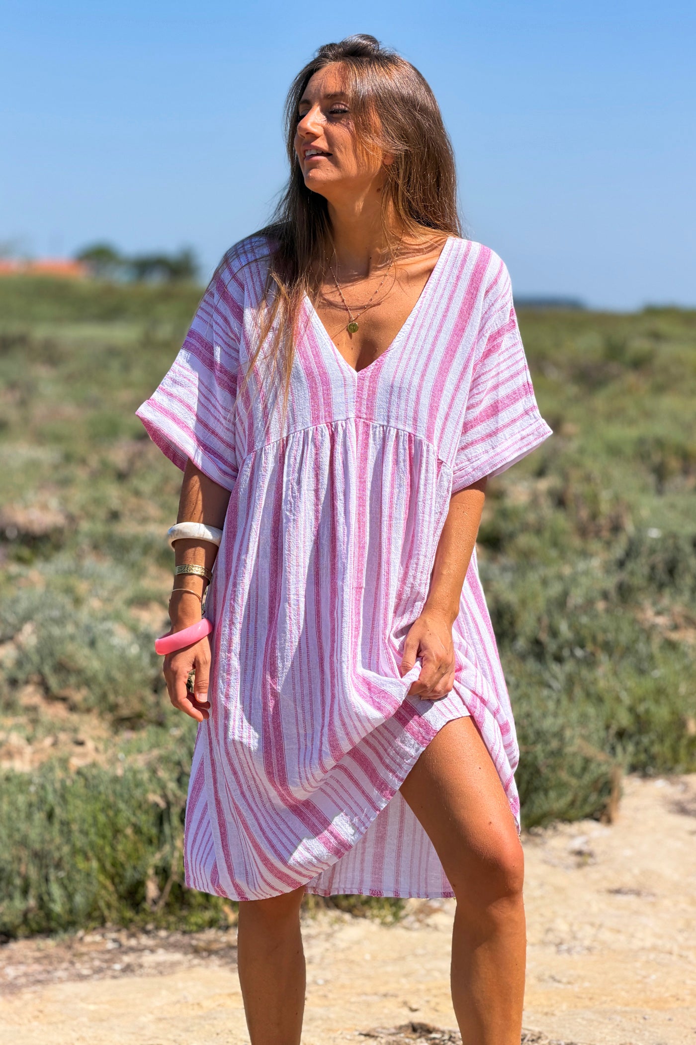 Robe large en coton imprimé rayures rose effet piqué col v