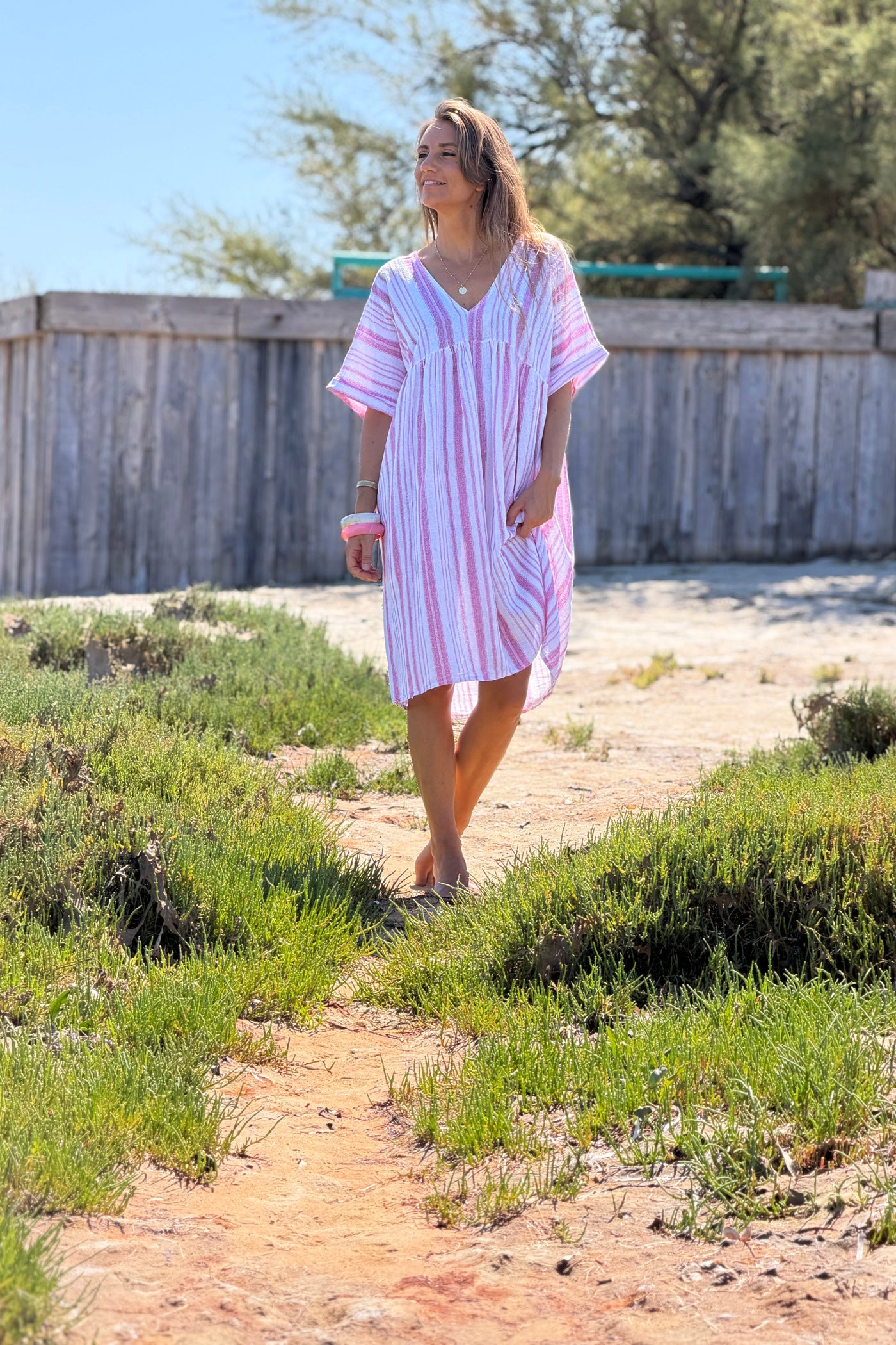 Robe large en coton imprimé rayures rose effet piqué col v